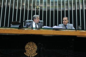 2014 - Na mesa diretora do Plenário ao lado do deputado Izalci Lucas